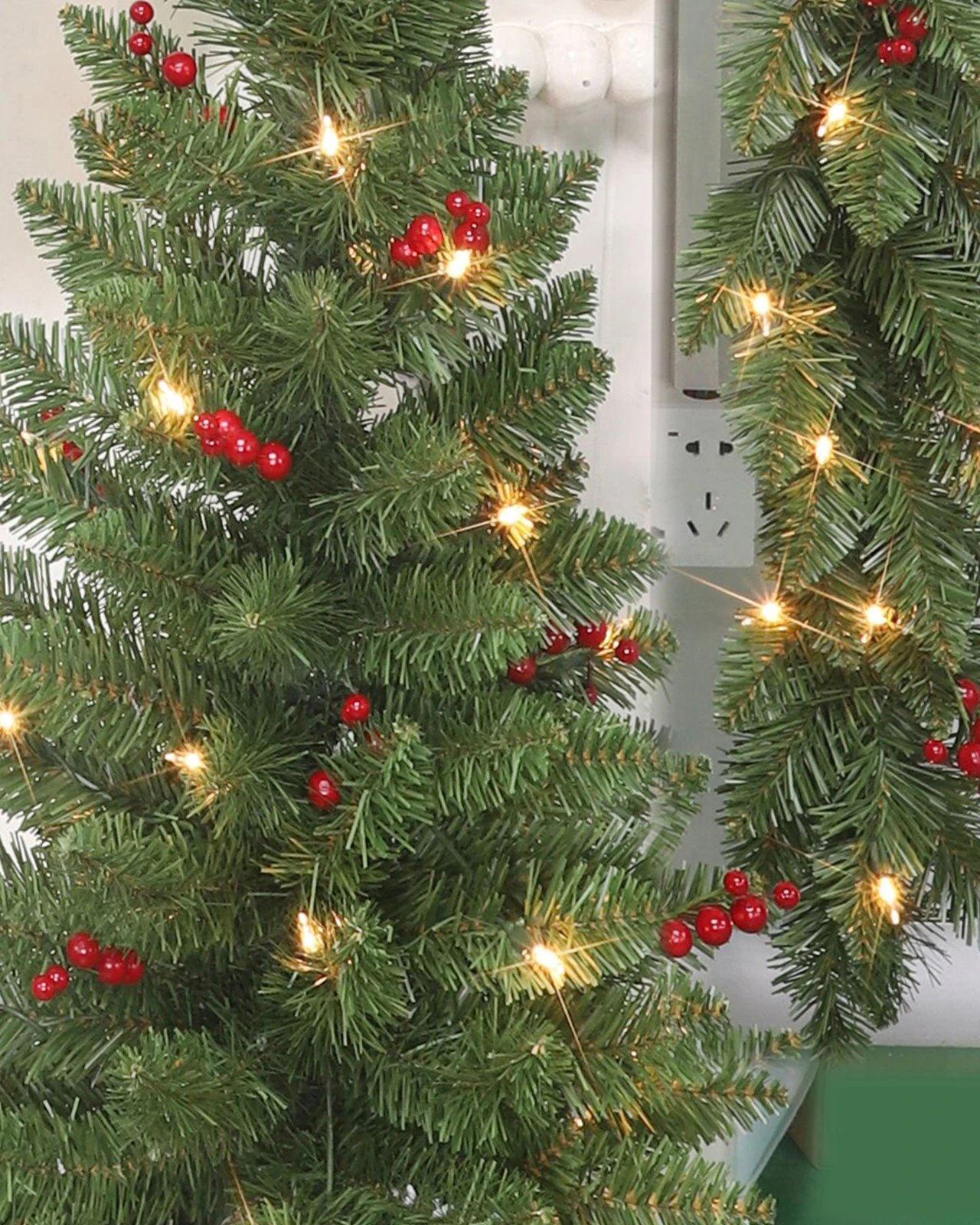 Pre-Lit Green Wreath& Garland& Burlap Trees, 3 In 1, w/Red Berries